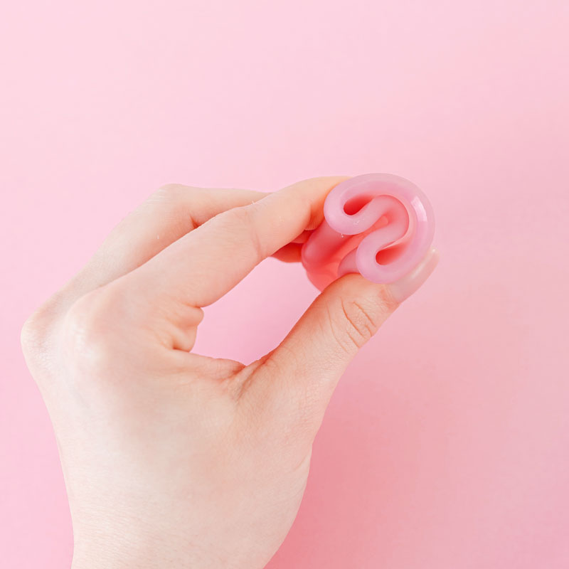 Menstruationstasse einsetzen: Die besten Falttechniken für schmerzfreies Einsetzen & Entfernen